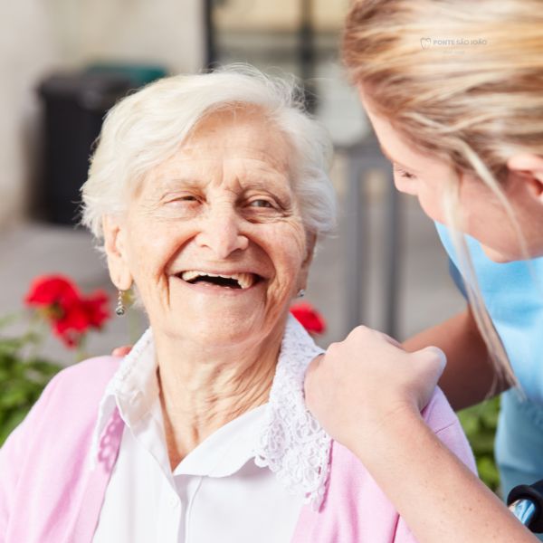 A odontogeriatria é uma ponte para uma velhice mais digna e completa. 