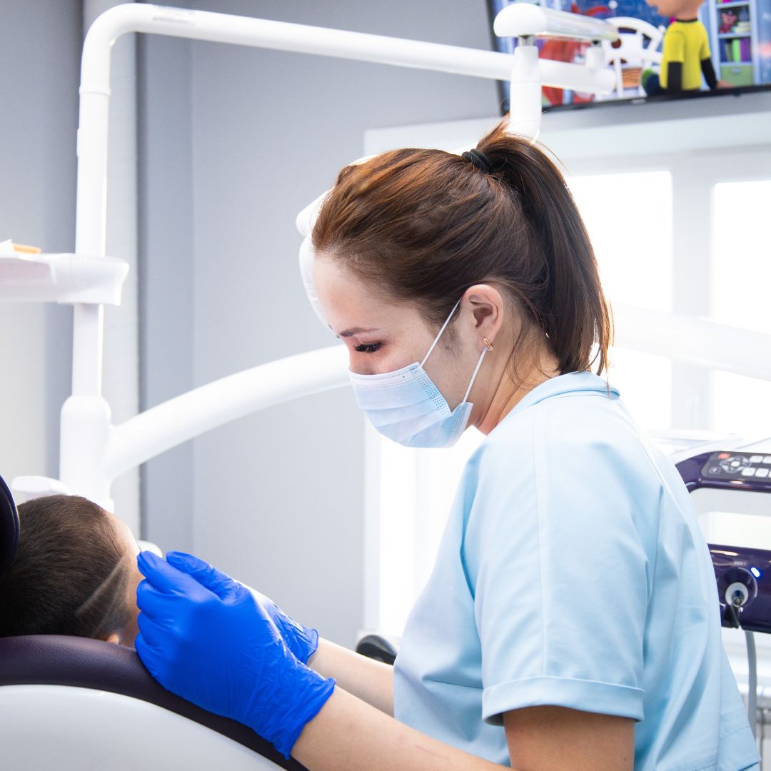 A hipersensibilidade dentinária, também conhecida como sensibilidade nos dentes, é uma condição caracterizada por uma dor aguda e de curta duração que ocorre quando a dentina é exposta a estímulos externos, como alimentos frios ou quentes, bebidas ácidas e até mesmo escovação.