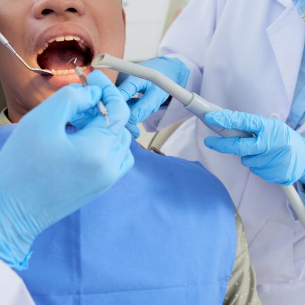 Periodontia: Tratando e Prevenindo Doenças Gengivais.