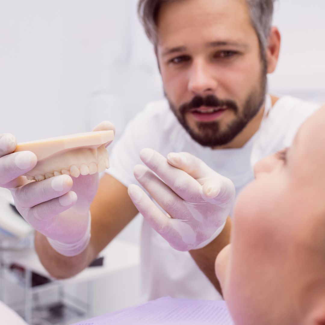 As próteses sobre implante são uma solução moderna e eficaz para pacientes que precisam substituir um ou mais dentes de forma fixa e duradoura.