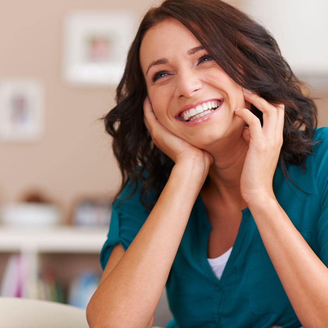 A contenção fixa é um dispositivo utilizado na ortodontia para garantir que os dentes permaneçam alinhados após o tratamento com aparelho ortodôntico.