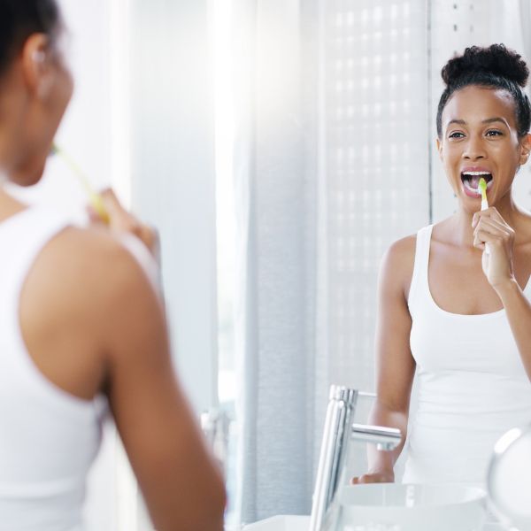 O Horário Ideal para Escovar os Dentes de Manhã: Antes ou Depois do Café.