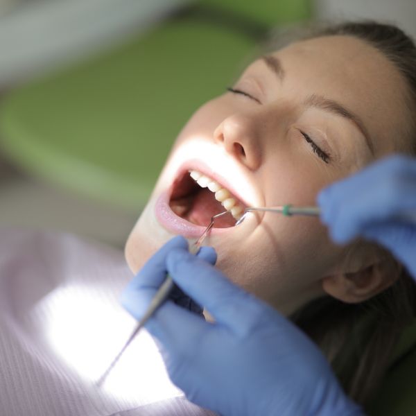 Restaurações Estéticas como Solução para Dentes Danificados.