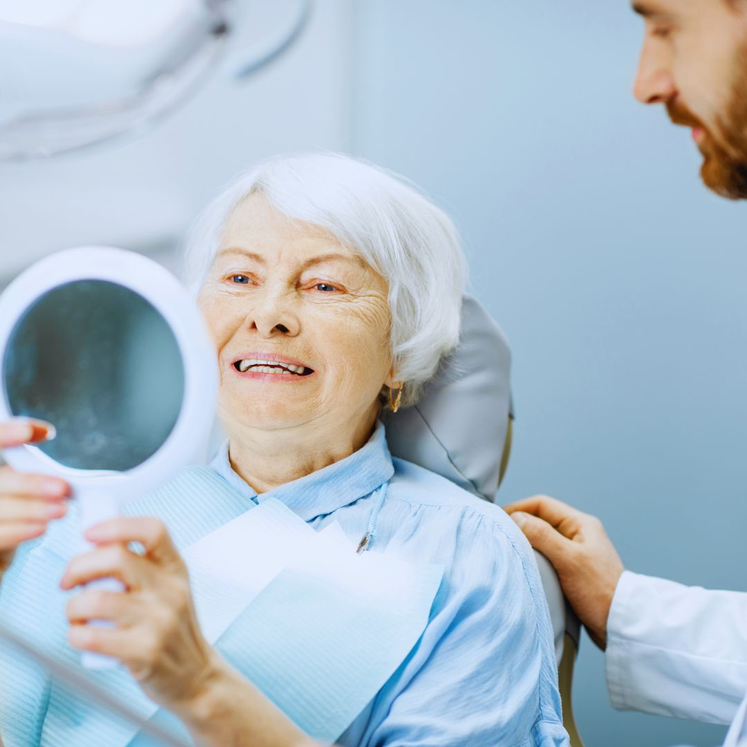 As próteses dentárias são dispositivos utilizados para substituir dentes ausentes ou danificados, desempenhando um papel crucial na odontologia moderna.